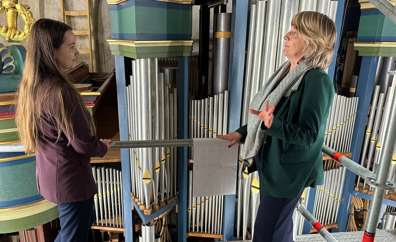 Antje Beers (links) en Marieke Wiegel op de steigers (foto: Omroep Brabant).
