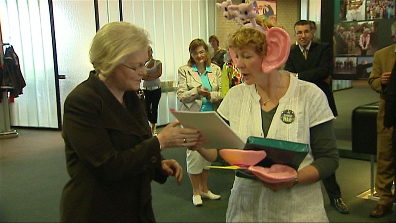 Hanja Maij-Weggen krijgt de handtekeningen van 35.000 boze Brabanders 