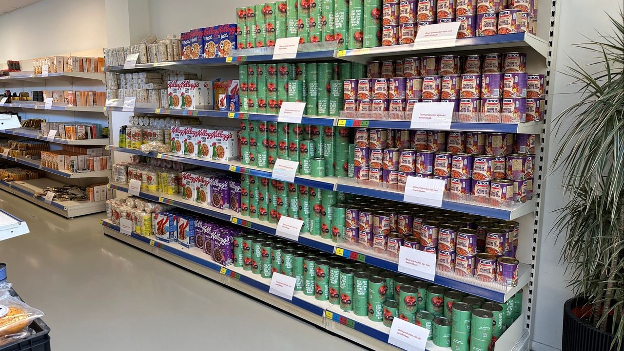 De voorraad soepen in de Voedselbank Eindhoven (foto: Rogier van Son).