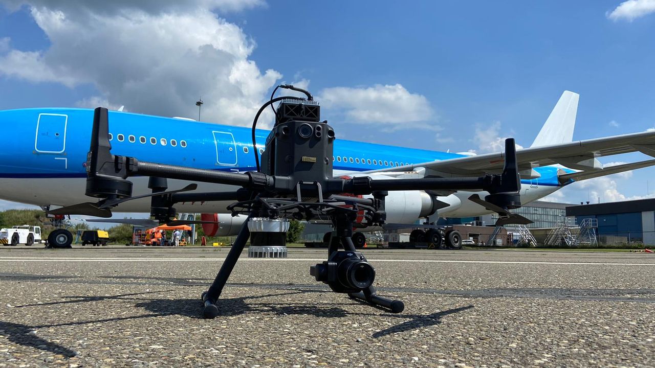 De drone vliegt een vooraf ingesteld patroon