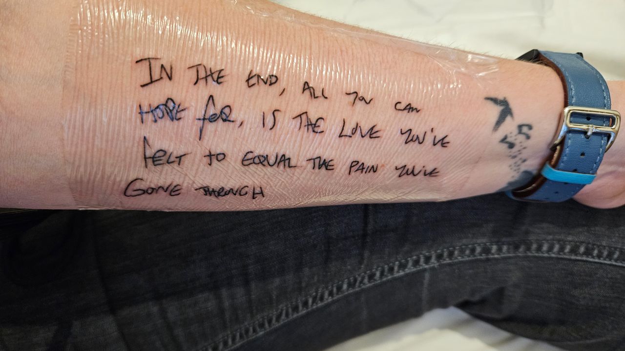 De songtekst van Bones op Sannes arm (privéfoto). 