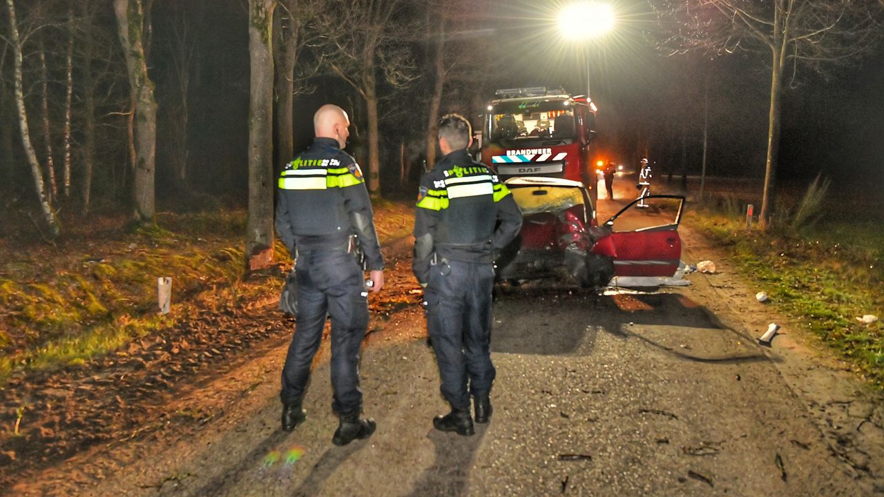 Agenten nemen de auto in ogenschouw (foto: Rico Vogels/SQ Vision Mediaprodukties).