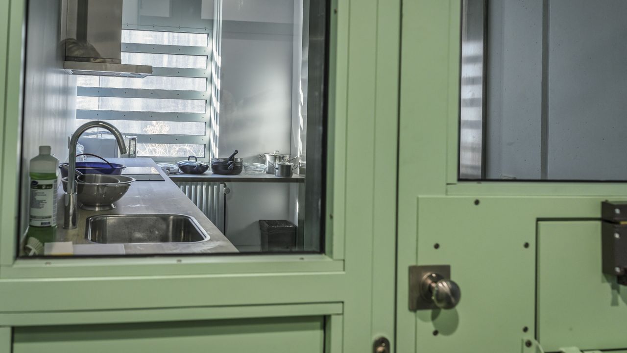Keukentje in de EBI (foto: Dienst Justitiële Inrichtingen DJI).