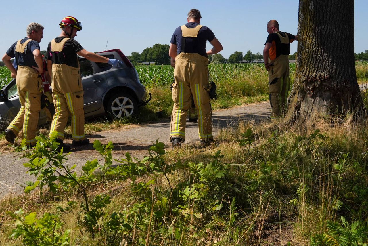 Mogelijk werd ook een boom geraakt (foto: Harrie Grijseels/Persbureau Heitink).