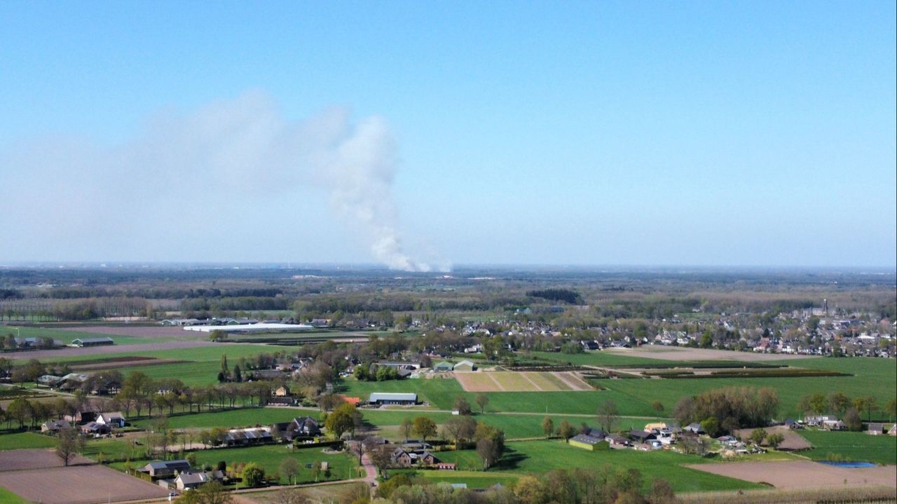 De rookwolken vanuit Berkel-Enschot (foto: Leon Mastenbroek).
