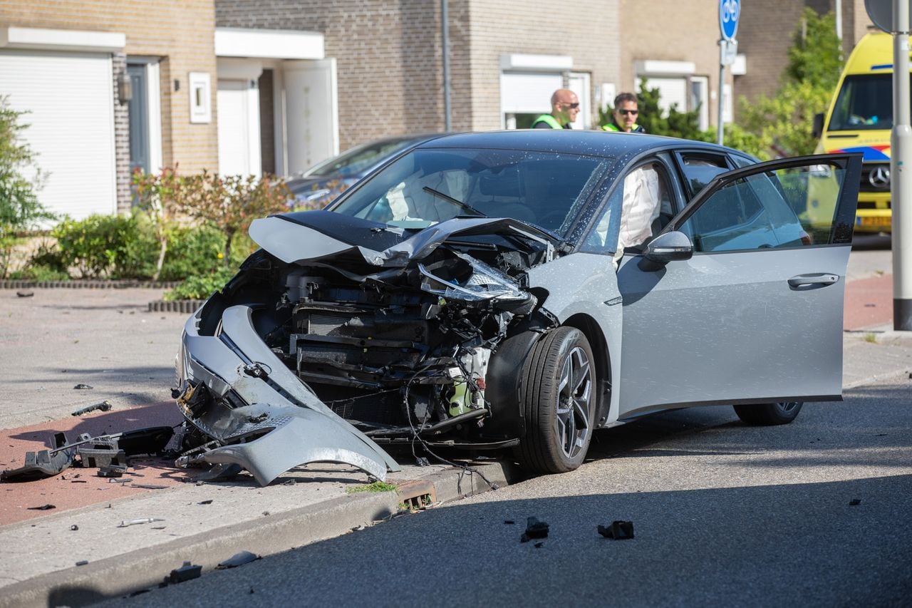 De zwaar beschadigde auto (foto: Christian Traets/Persbureau Heitink).