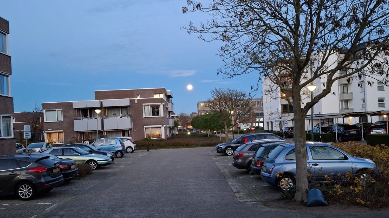 In Boxmeer was de maan ook vroeg te zien (foto: Peter Janssen).