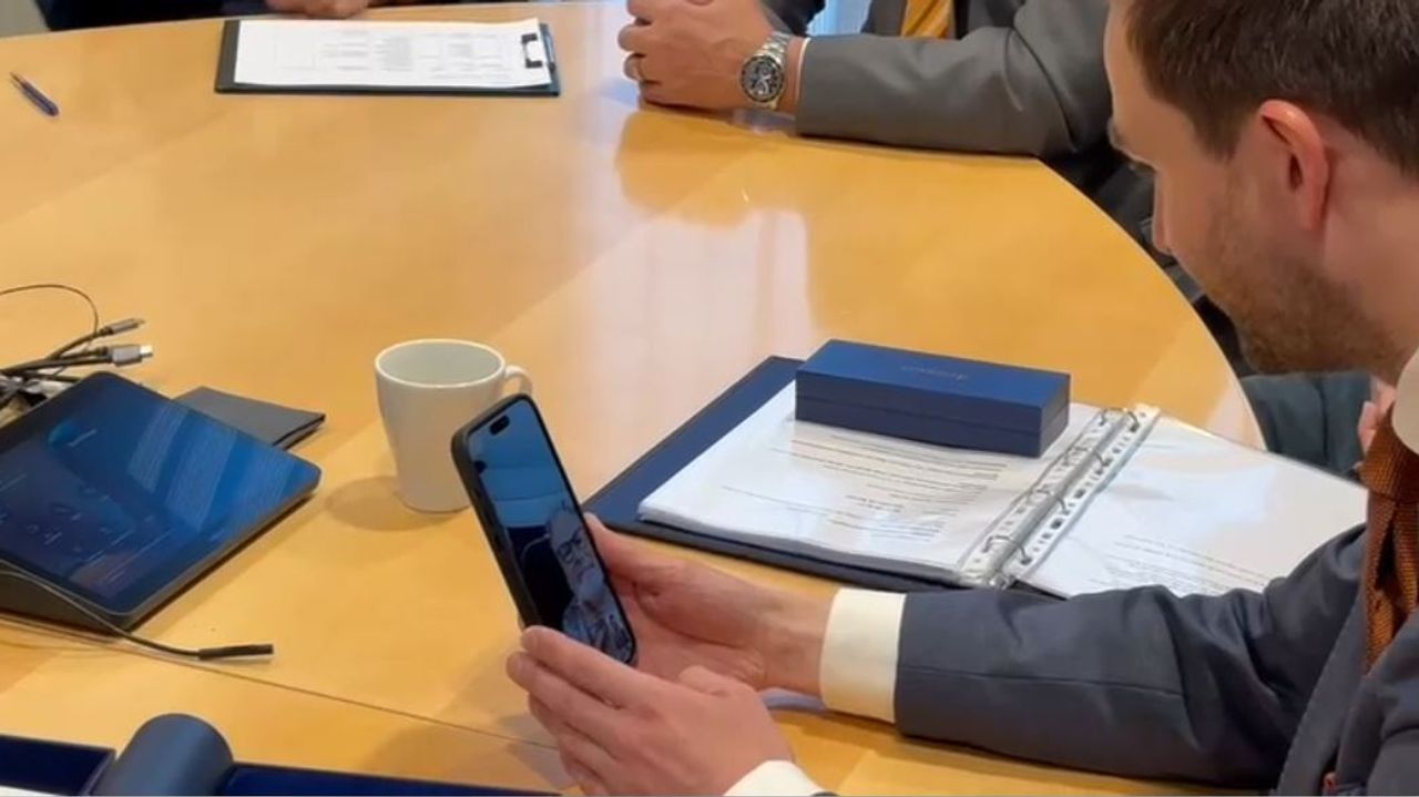 Geert Engels wordt telefonisch verrast door burgemeester Teun Heldens (foto: gemeente Heeze-Leende).