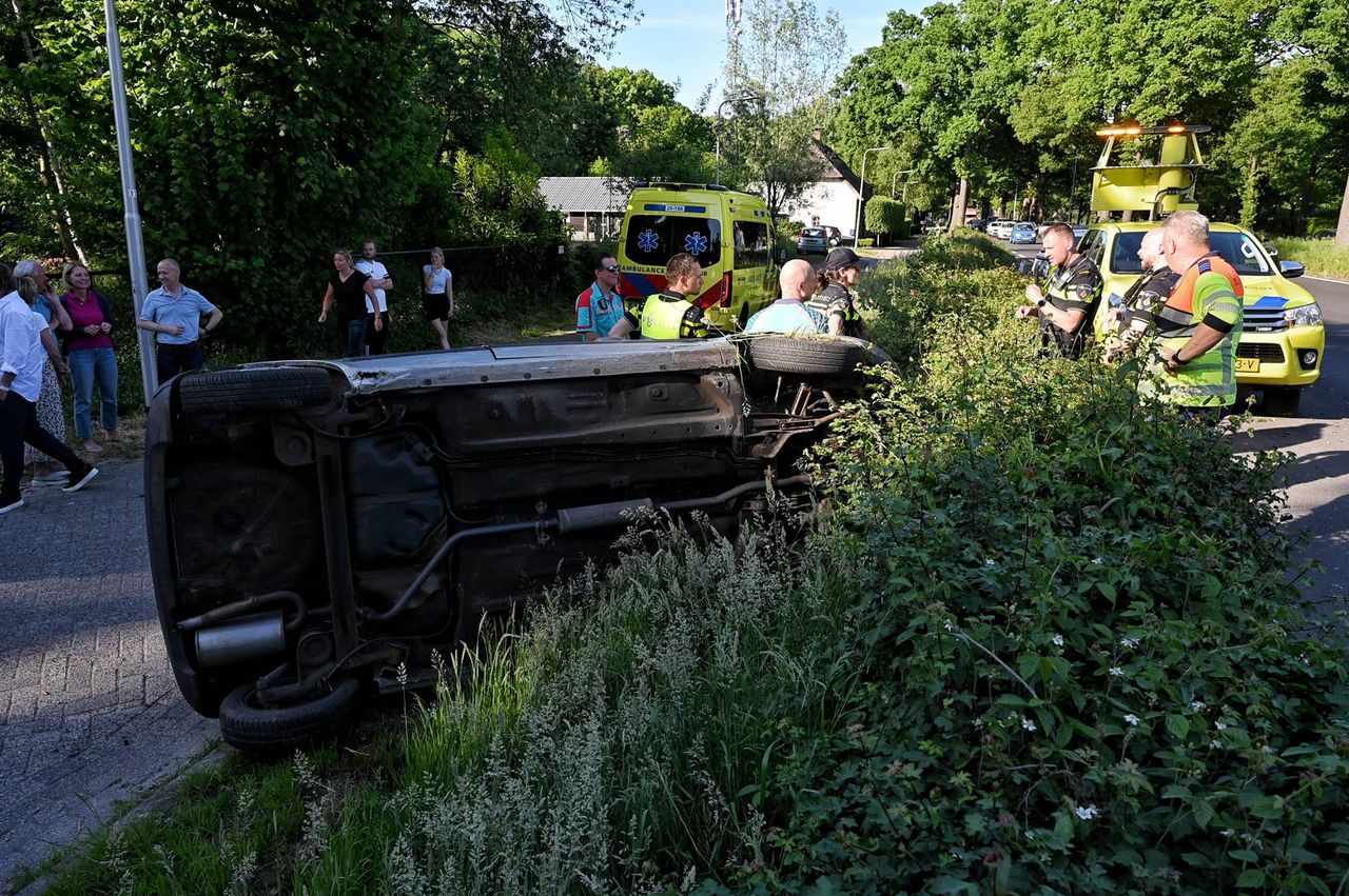 De auto kwam in de bosjes terecht (foto: Toby de Kort/Persbureau Heitink).