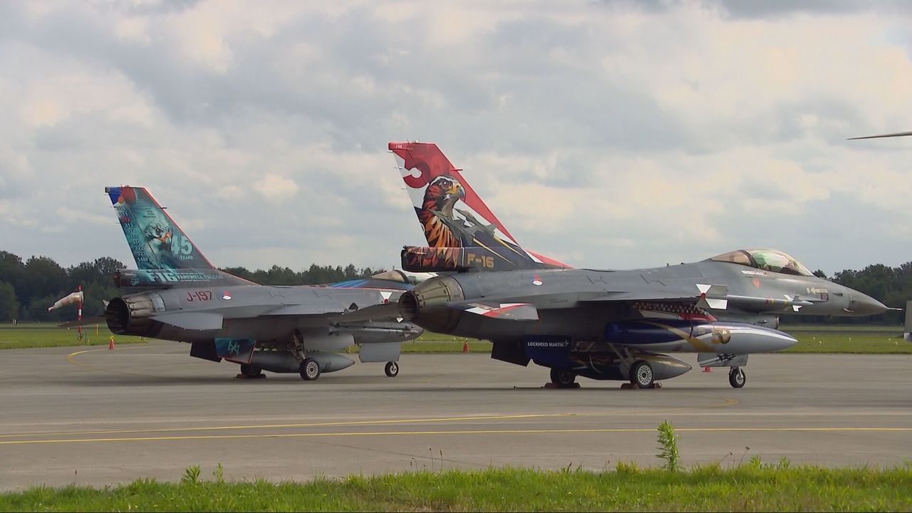 Twee bijzonder F-16 toestellen (foto: Jan Peels).