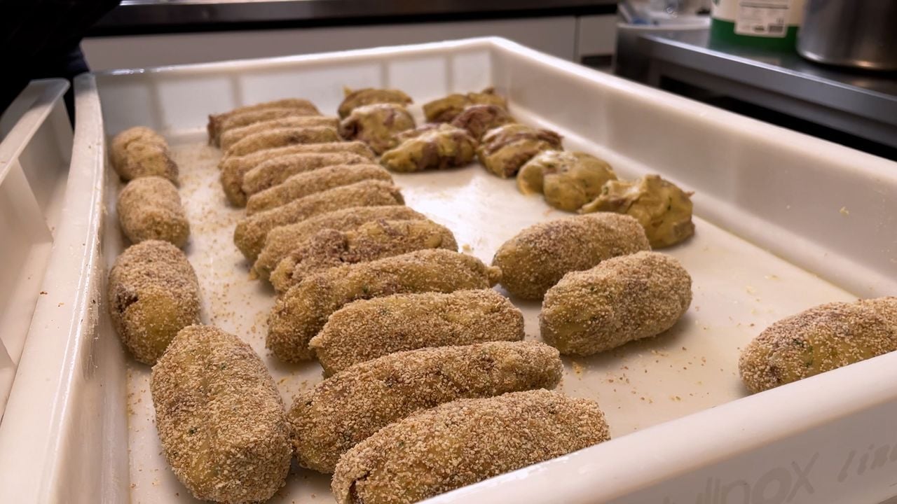 Bij Van den Akker maken ze al jaren hun eigen kroketten (foto: Megan Hanegraaf).