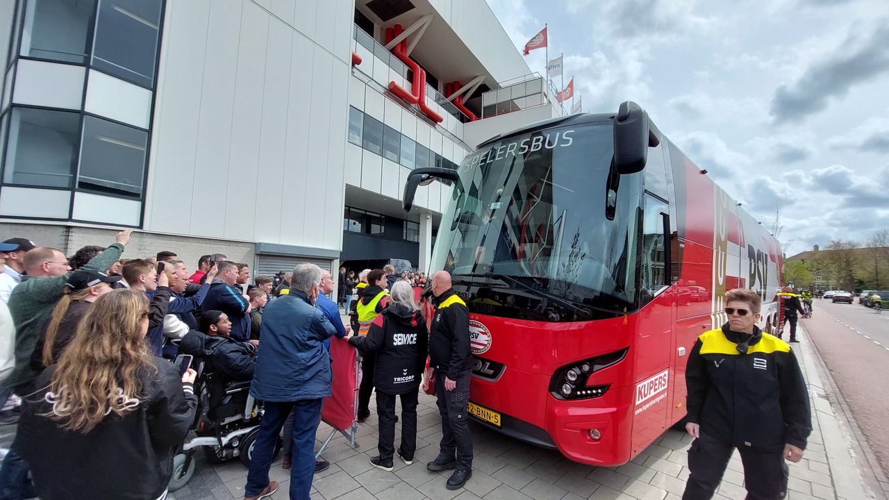 Fans fans onthalen eigen spelers bij PSV-stadion
