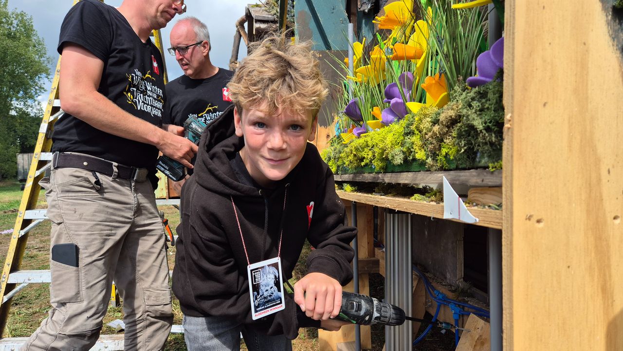 Sep is druk bezig alles los te halen van de wagen (foto: Collin Beijk).