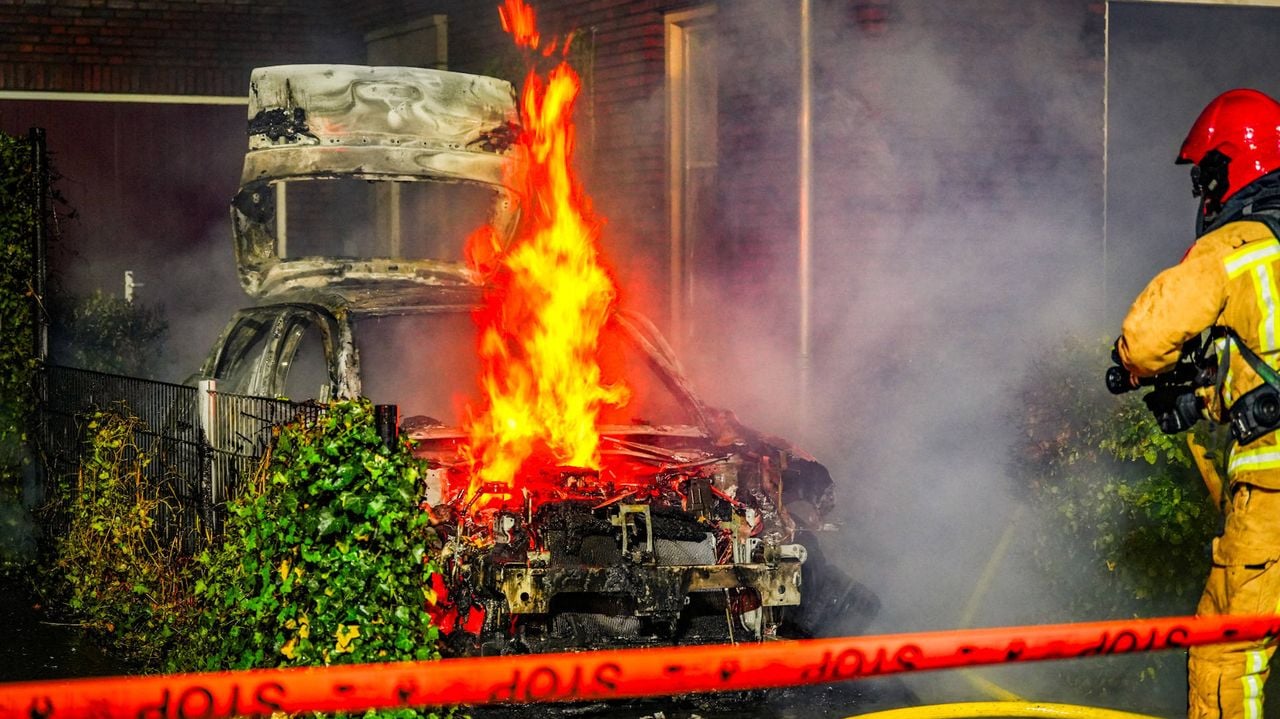 Rook van een accu is extreem giftig en enorm zuur (foto: Persbureau Heitink).