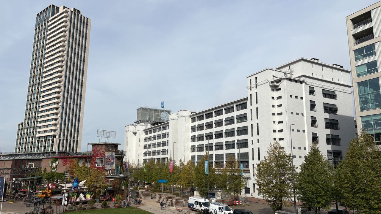 Het Klokgebouw met daarnaast de hoogste woontoren van Eindhoven (foto: Rogier van Son).