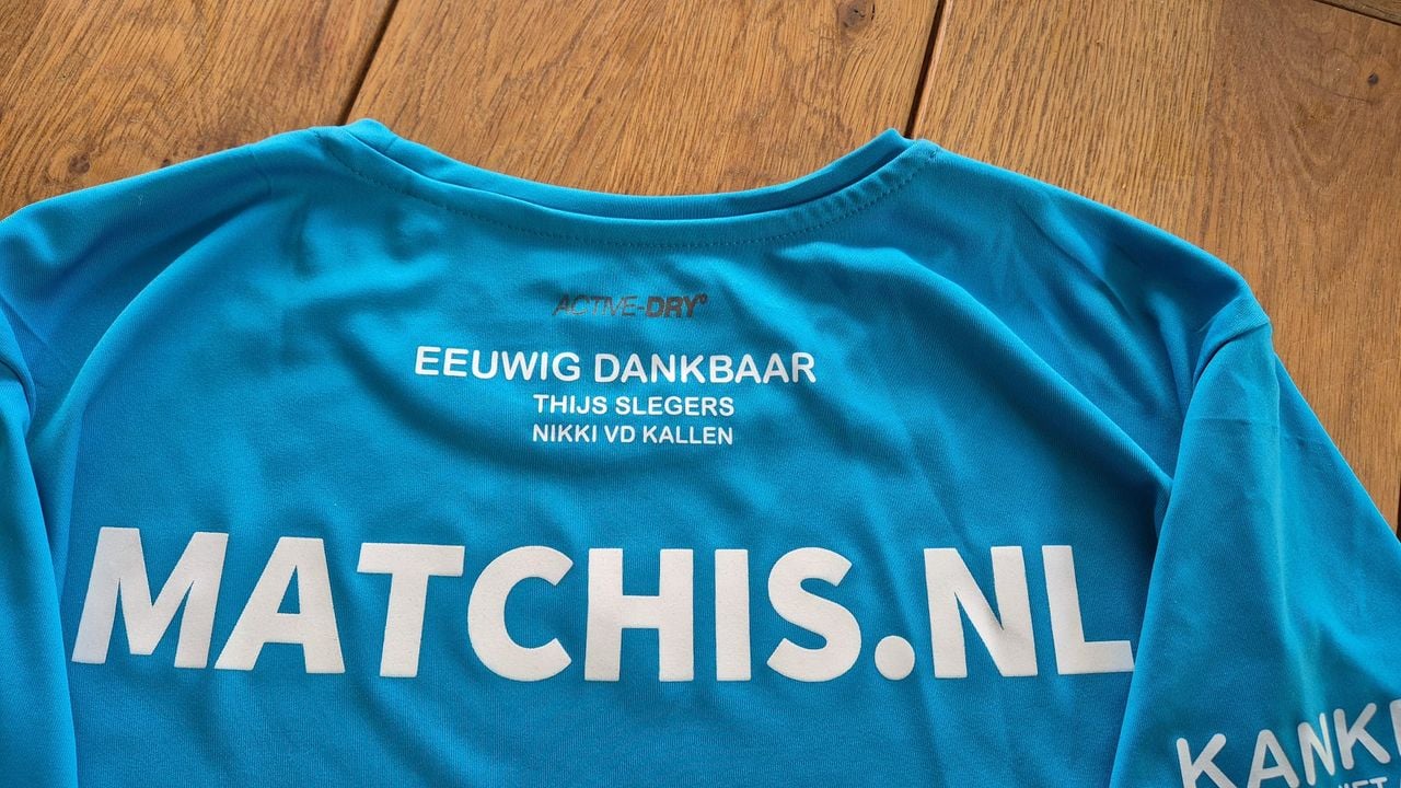 Nikki gaat, via het shirt van Paul, mee naar boven de Col du Semnoz op (privéfoto). 