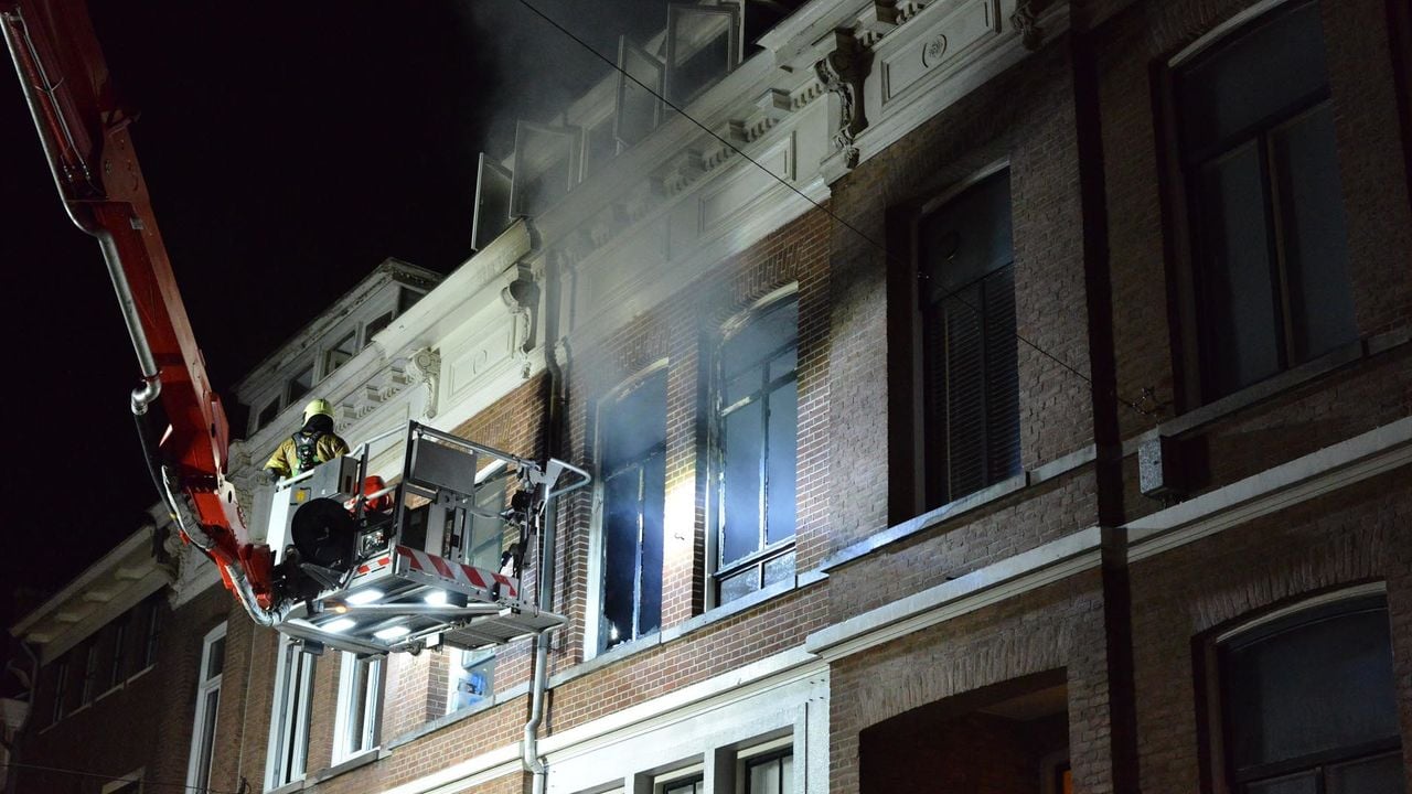 De brandweer moest een hoogwerker inzetten (foto: Perry Roovers/SQ Vision Mediaprodukties).