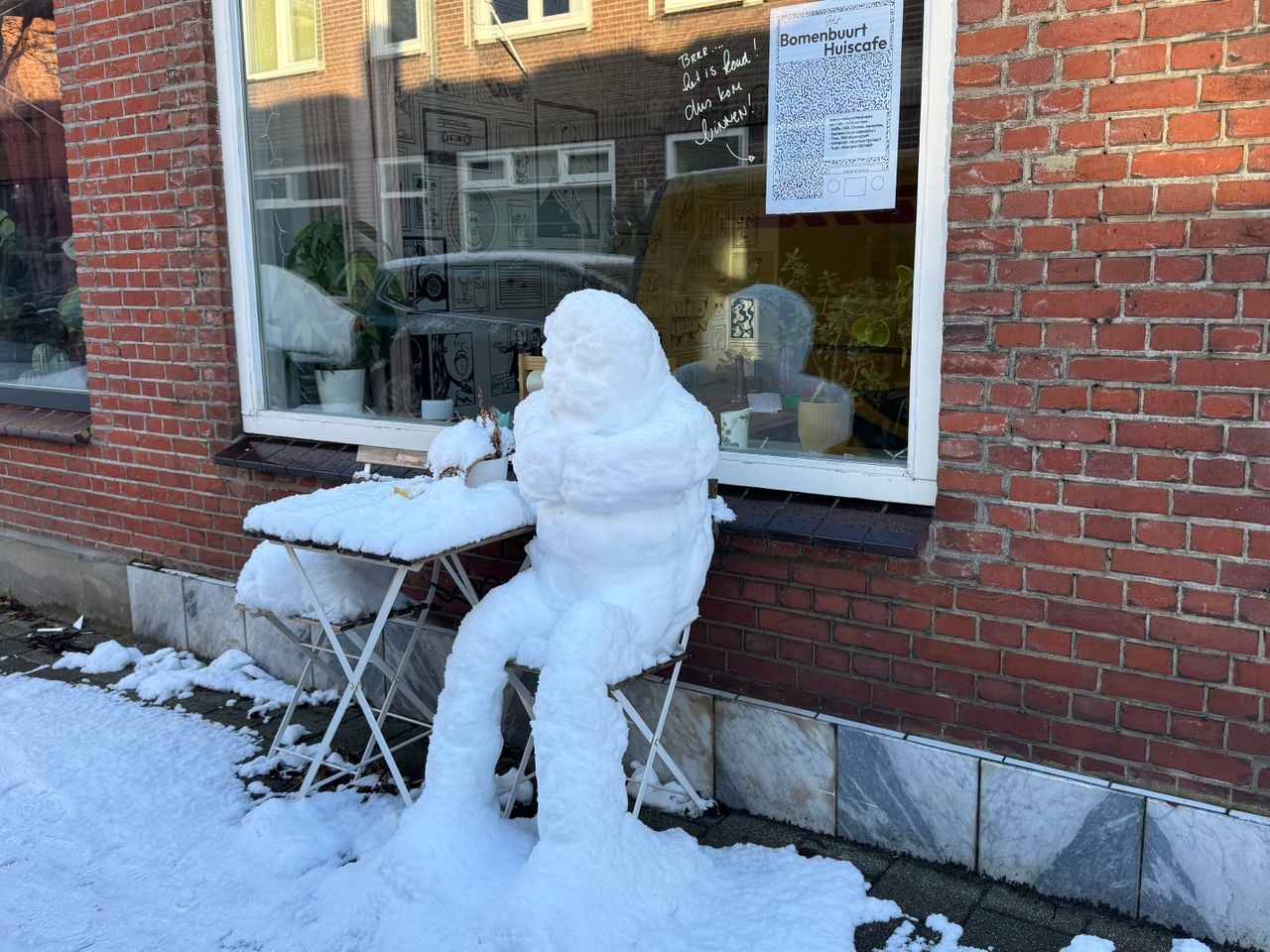 Deze Tilburgse sneeuwpop kreeg een stoel
