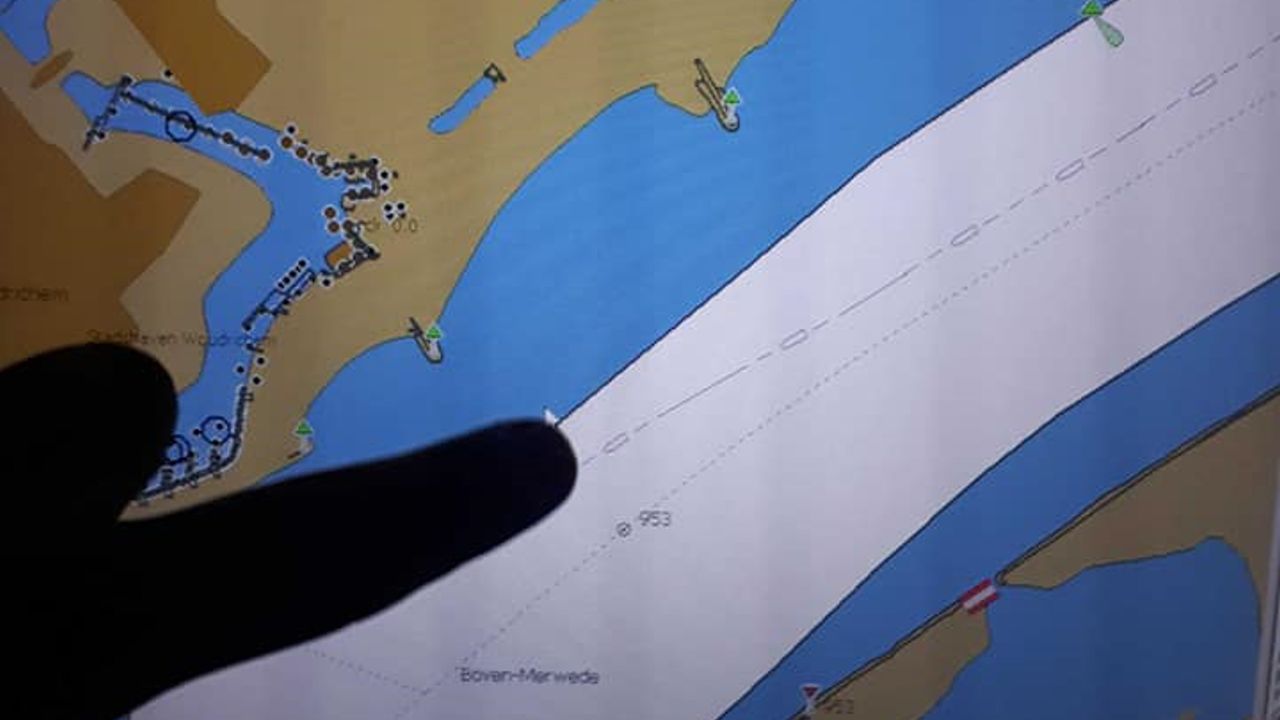 Het politie enterde het bootje midden in de druk bevaren scheepvaartroute.