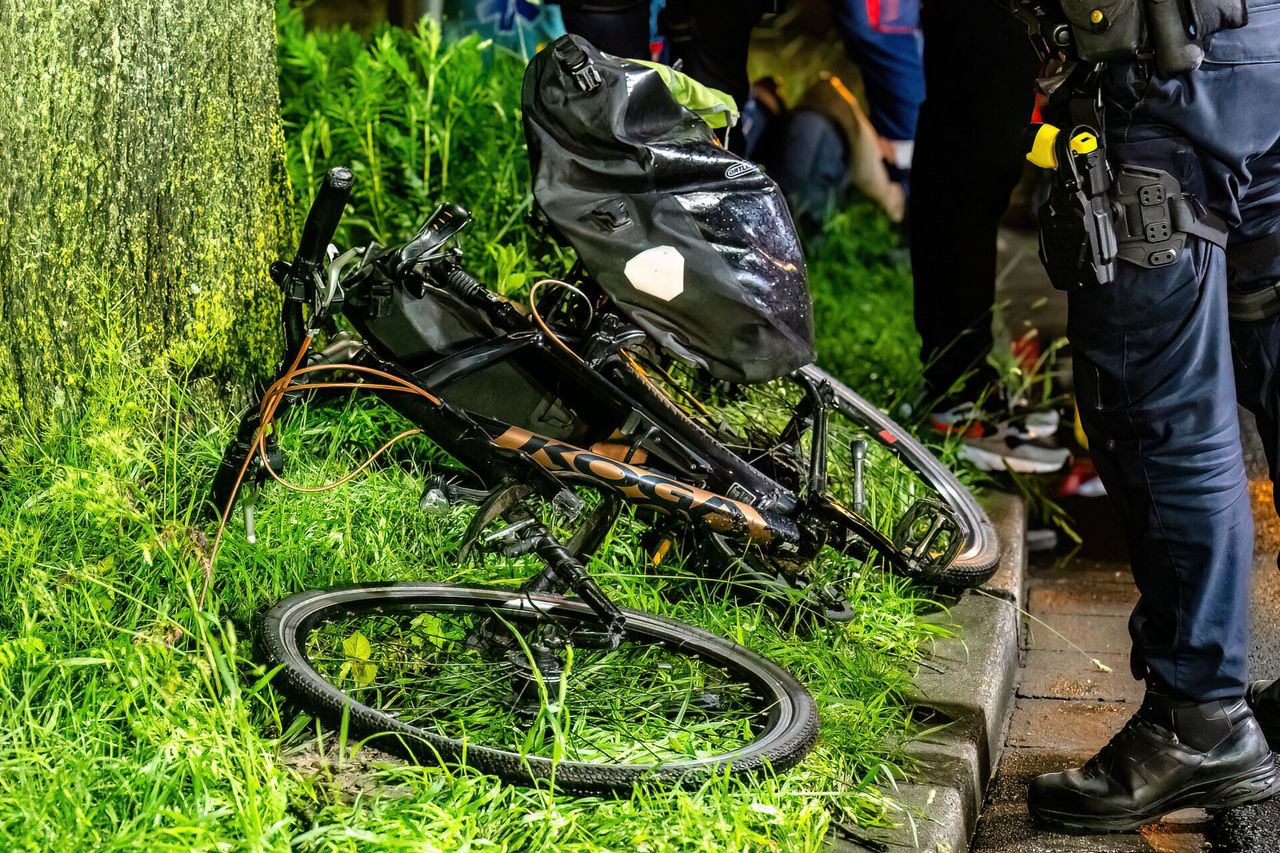 De voorvork van de fiets brak bij de aanrijding op de kruising van de Vlashoflaan met de Sweelincklaan in Tilburg (foto: Jack Brekelmans/SQ Vision).