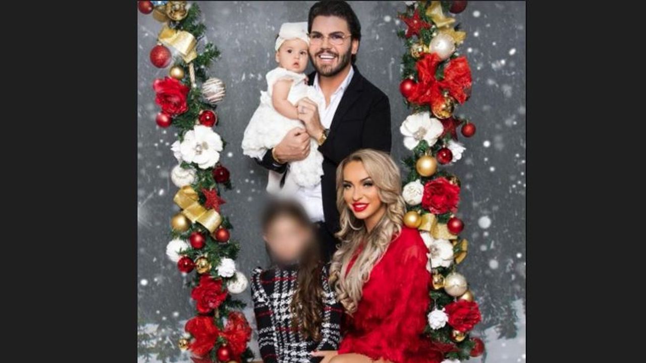 Roy Donders met zijn gezin op de kerstfoto