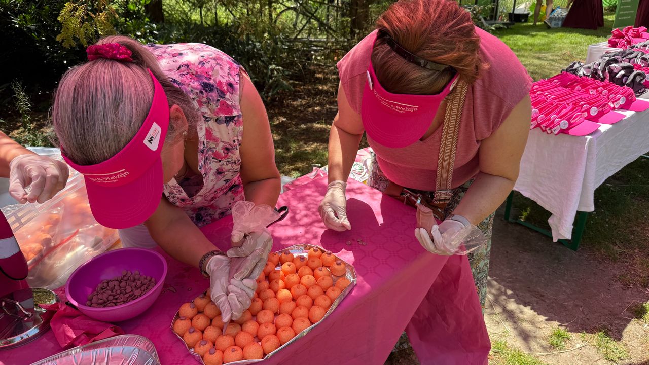 Vrijwilligers zijn druk bezig met het maken van 'borsten' (foto: Jos Verkuijlen).