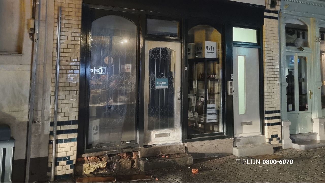 De gehavende gevel van de kapperszaak (beeld: Bureau Brabant)