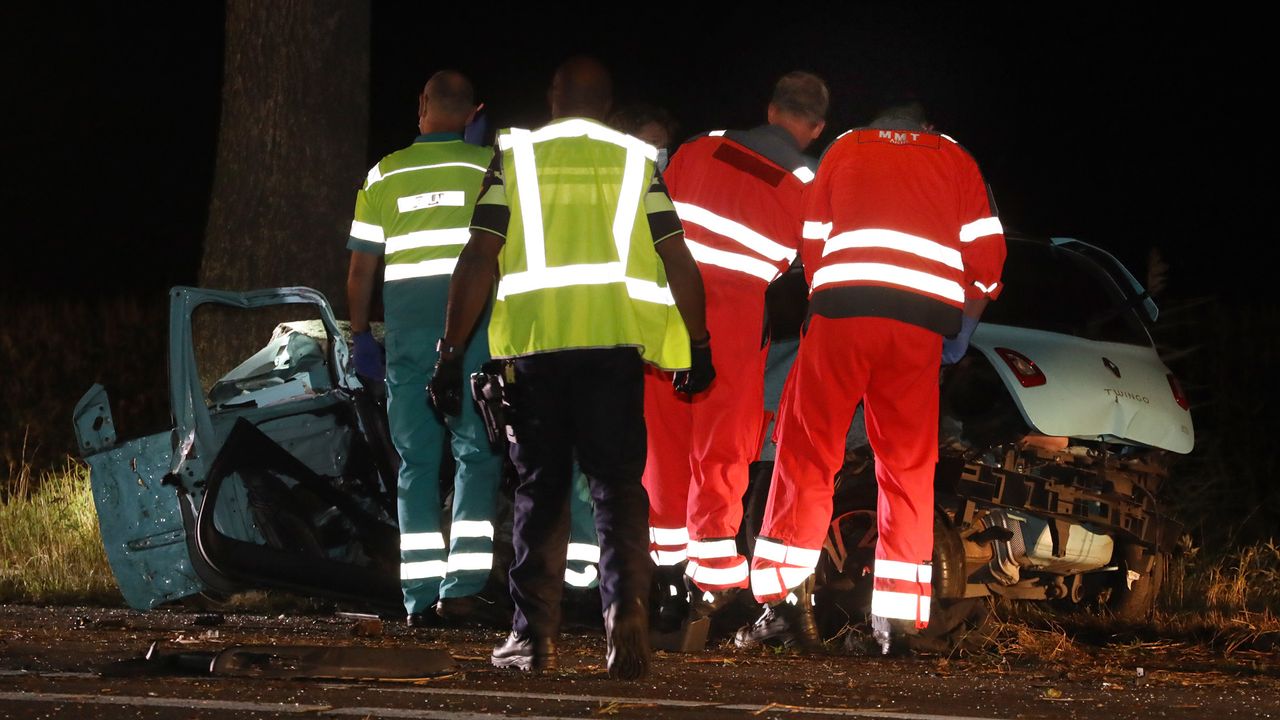 Het ongeluk in Mill gebeurde rond halfeen vrijdagnacht (foto: Marco van den Broek/SQ Vision).