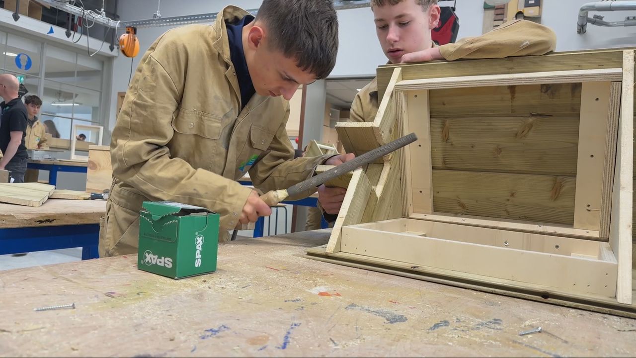 Dean en Lars werken in het klaslokaal aan het egelhuisje (foto: Wilco Zonneveld).