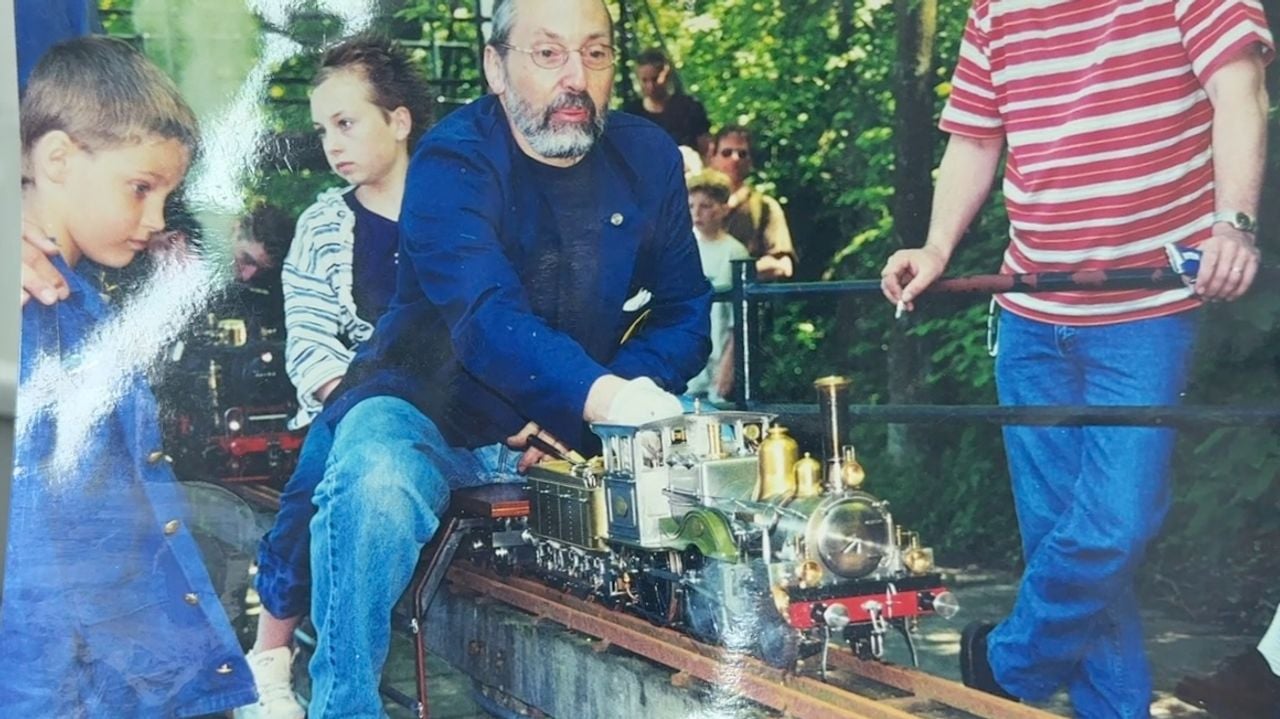 Jaap en zijn dochter rijden op zijn zelfgebouwde stoomlocomotief (foto: Megan Hanegraaf).