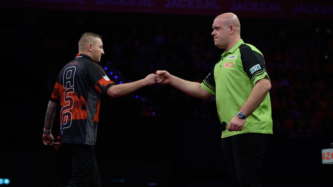 Het duel tussen Nathan Aspinall en Michael van Gerwen in Rotterdam ging alle kanten op (foto: PDC/Kelly Deckers).