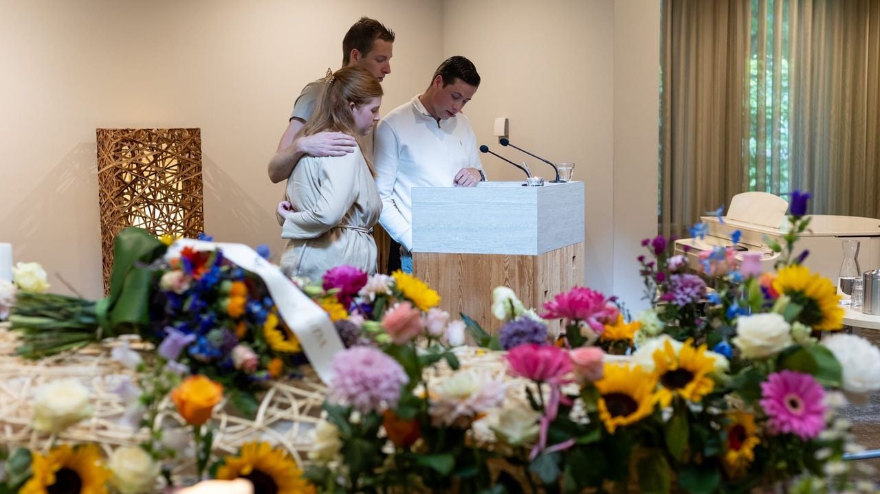 Jochem en zijn broer Jurre en zus Jelke nemen afscheid van hun moeder (foto: privé).