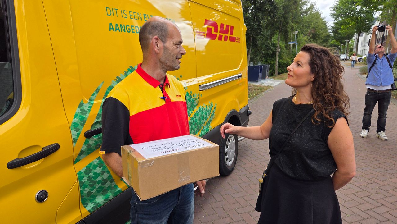 Pakketbezorger Genio de Laak en buurtbewoonster Ank (foto: Noël van Hooft).