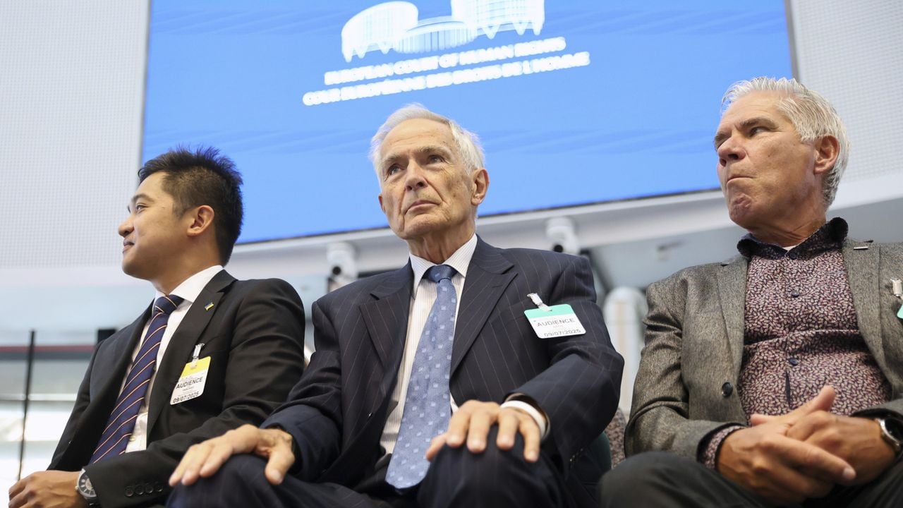 Nabestaande Anton Kotte (midden) volgde de uitspraak in de zaal (foto: Antonin UTZ/Associated Press/ANP)