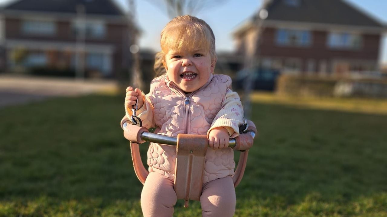 Nora heeft dwerggroei. De ouders van Nora zijn mede-initiatiefnemer van de petitie (privéfoto).