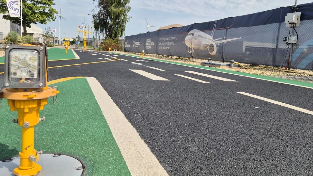 Op het mini-vliegveld in Oosterhout, worden de toplagen en verlichting van start- en landingsbanen getest (foto: Niek de Bruijn).