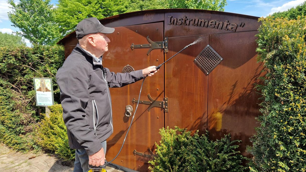 Cees is hard aan het werk om het kunstwerk te herstellen (foto: Tom Berkers).