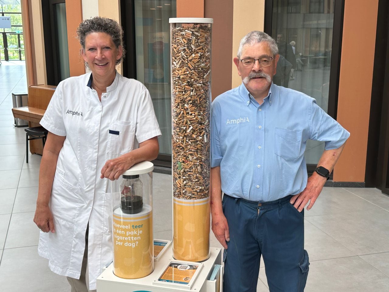 Lianda en Ruud bij de peukenbkubus.
