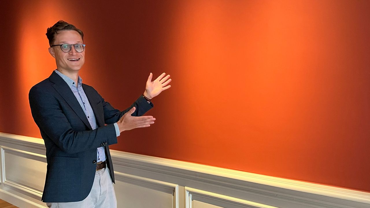 Conservator Floris van Alebeek op de plek waar het schilderij moet komen in het Noordbrabants Museum (foto: Megan Hanegraaf).