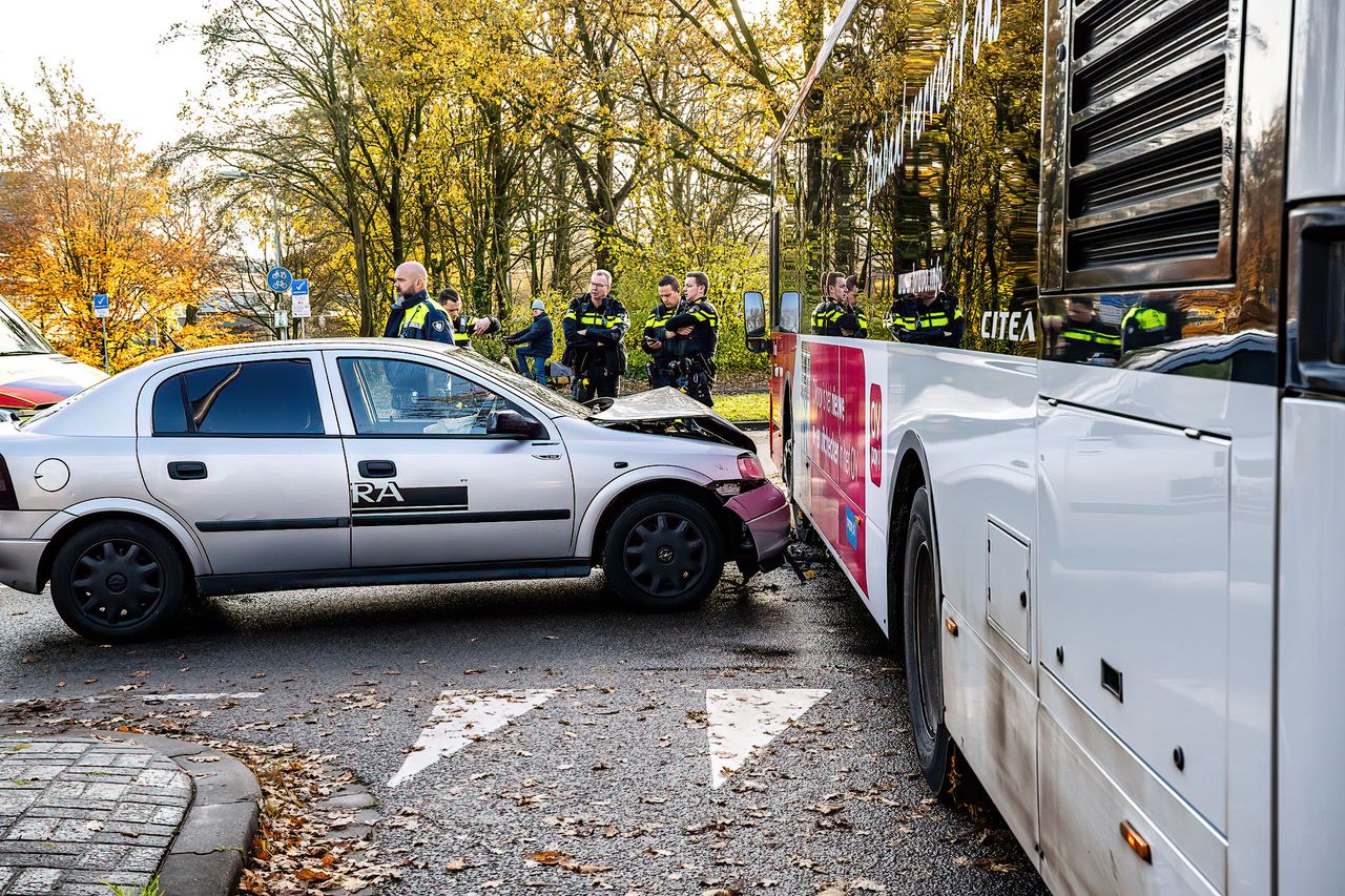 De botsing in Tilburg vond rond tien uur zondagochtend plaats (foto: Jack Brekelmans/SQ Vision).