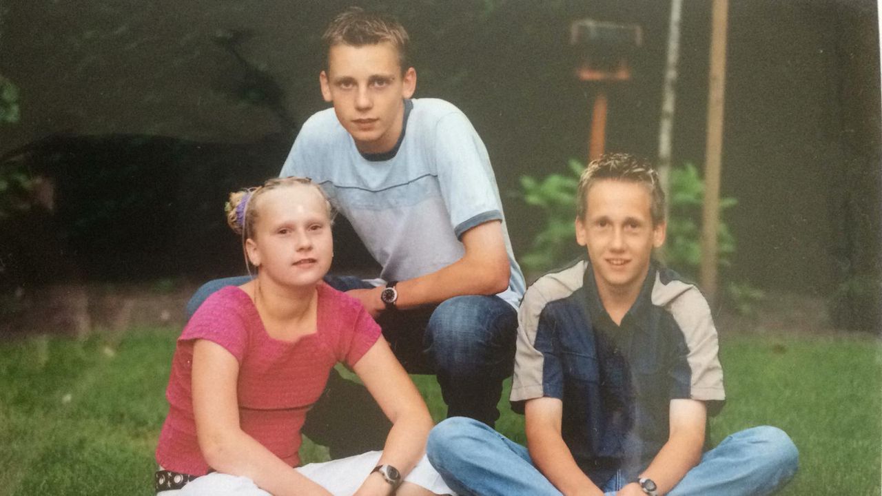 Teun met zijn broer en zus (foto: privé).
