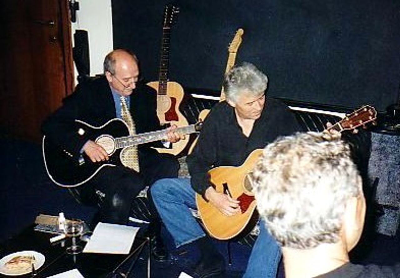Peter Koelewijn met George Kooymans tijdens de opname van het nummer Het Heilig Vuur in 1992 (foto: Peter Koelewijn).
