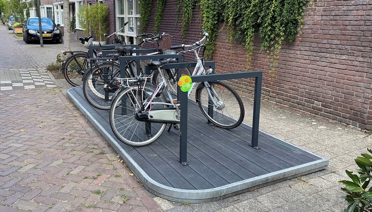 Een plek voor fietsen in plaats van een auto (foto: Rogier van Son).