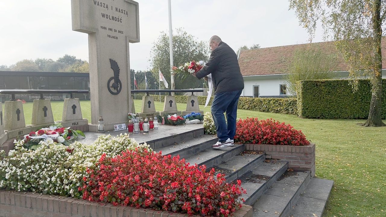 Joost van Almkerk legt bloemen bij het monument op het Pools Militaire Ereveld.