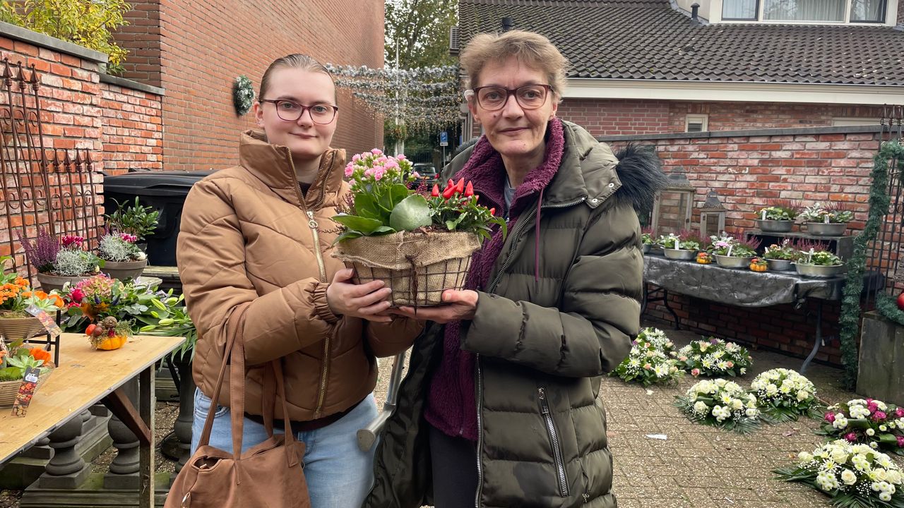 Diana heeft een bloemstuk uitgezocht voor op het graf van haar vader.