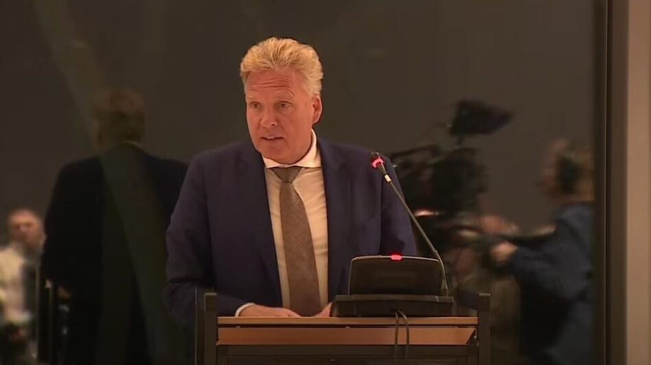 Burgemeester Buijs gaf dinsdagavond antwoord op de vragen (foto: ZuidWest TV).