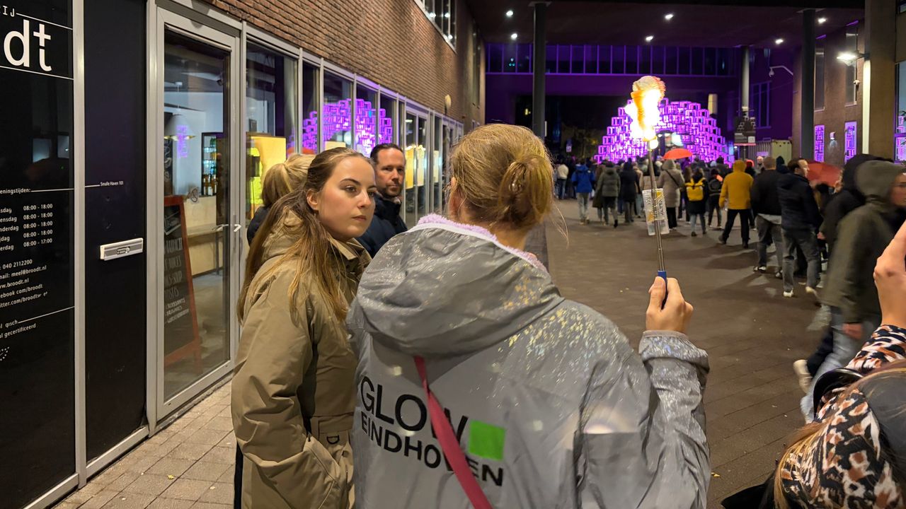 Mandy van Pruissen met op de achtergrond het kunstwerk 'Hypar' (foto: Studio040).