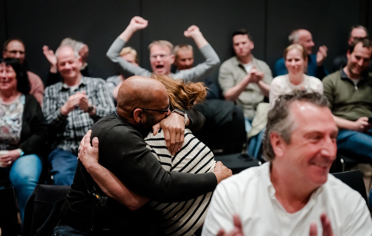 Emoties na de verlossende uitslag van de stemming (foto: ANP).