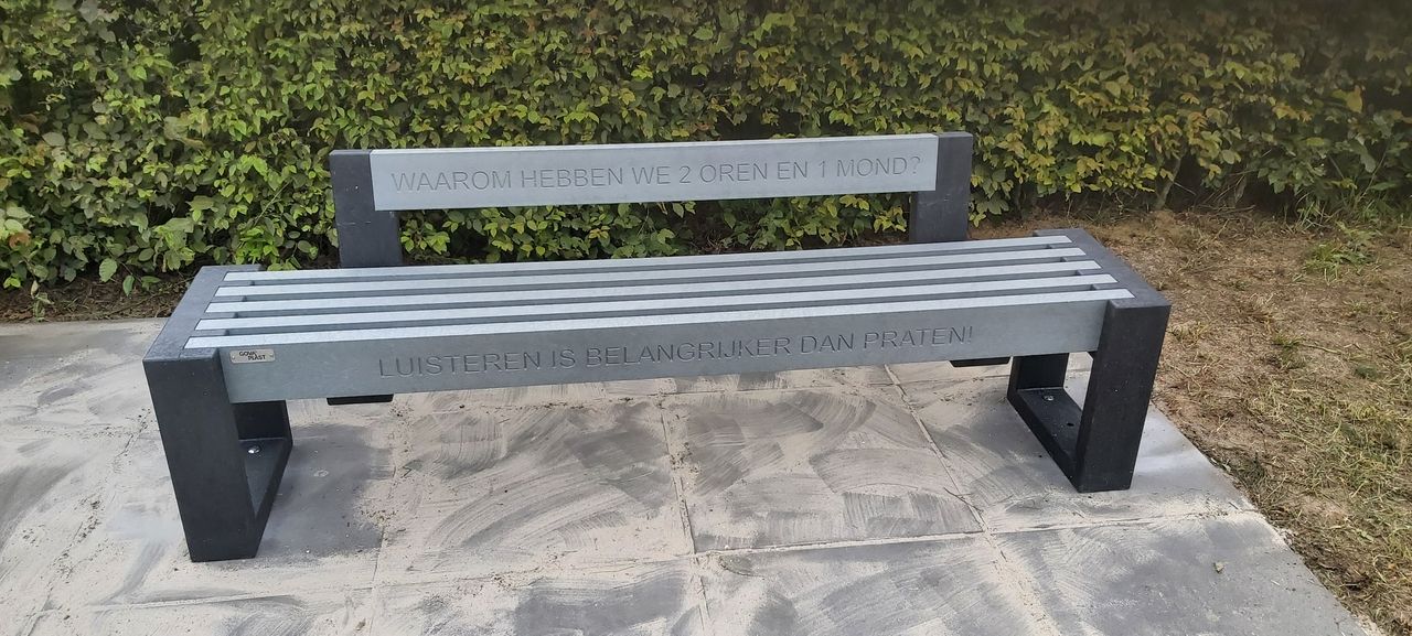 Ximena's eerste bankje is in Veghel onthuld.. 