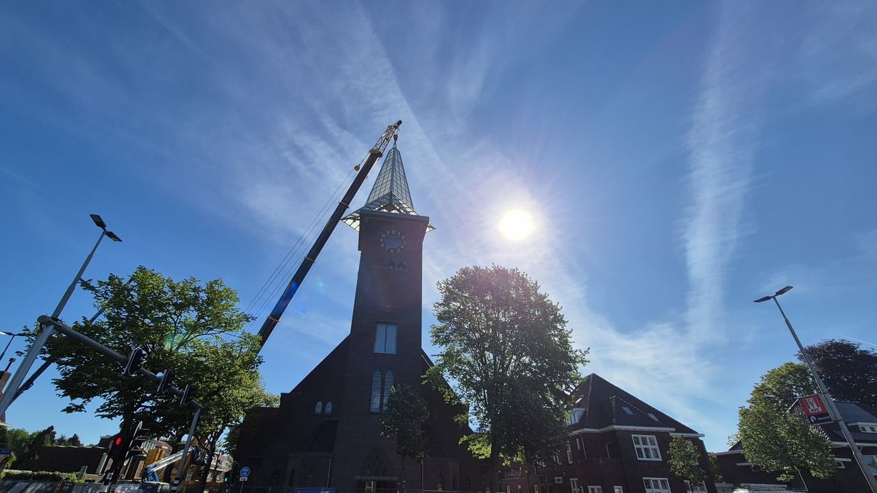 De spits staat bijna op haar plek (foto: Niek de Bruijn).